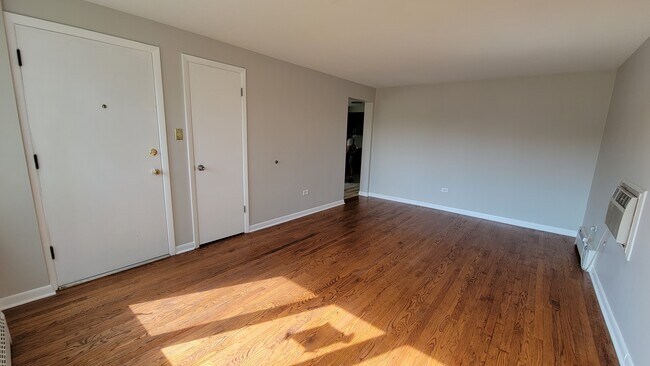 Living room - 4644 N Sayre Ave