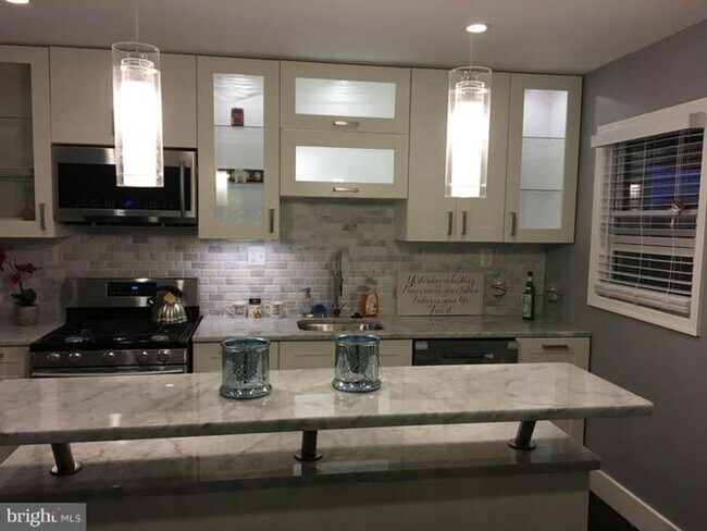 Building Photo - Spacious Townhome with Off Street Parking