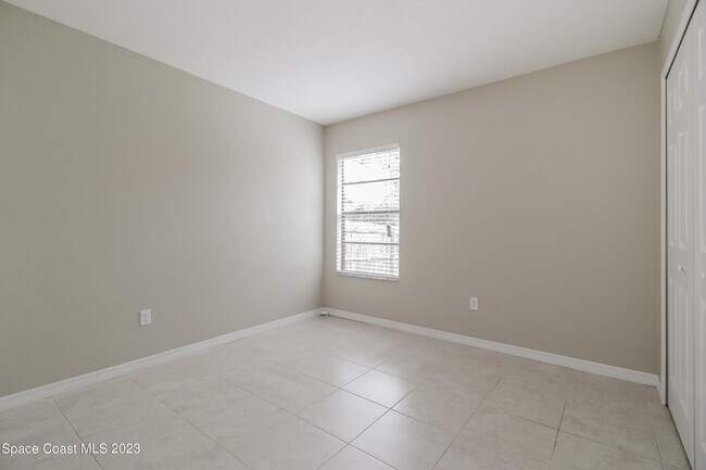 Building Photo - 370 Dandurand St SW