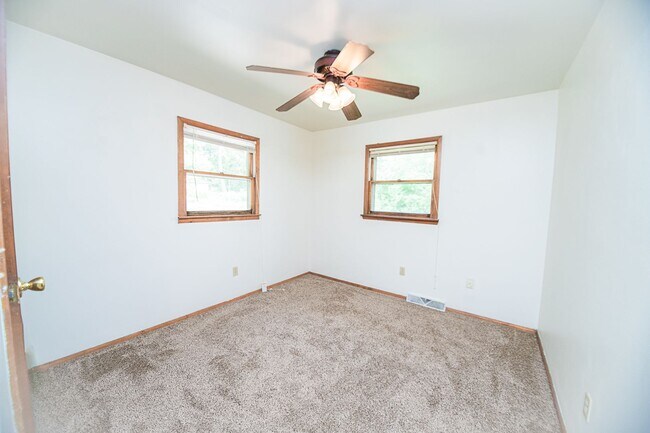 Building Photo - 3 bed 1 bath Duplex in Portage