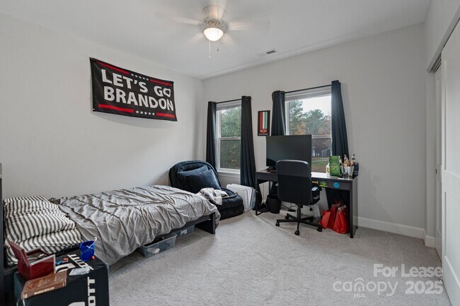 Building Photo - 122 Rutan Ct