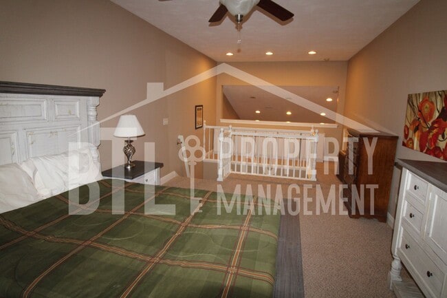 Building Photo - Fully Furnished 2 Bedroom 2.5 Bath Duplex with loft!