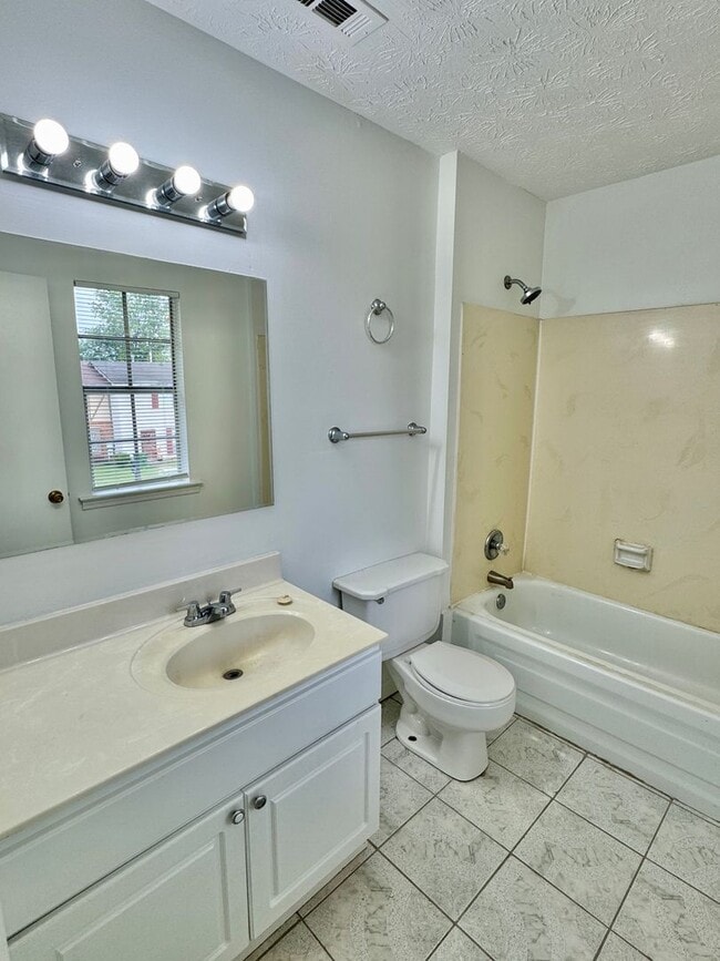 Building Photo - 3-Bedromm 2.5 bath with the Perfect Mix of...