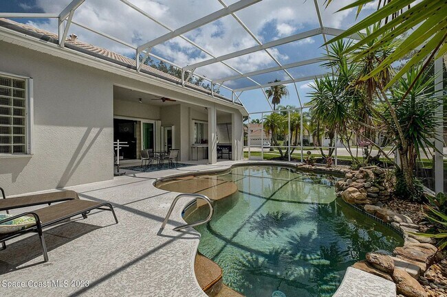 Building Photo - 3 Bed 2 bath 2 car garage pool home