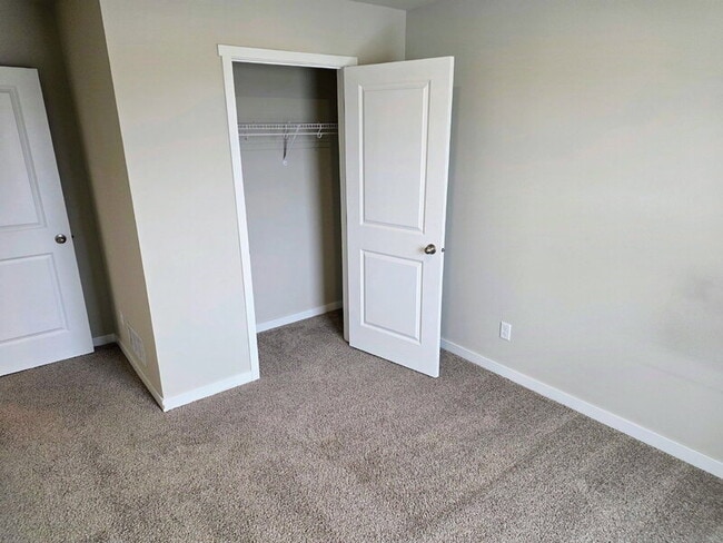 Building Photo - 655 NW Williamsburg Ln