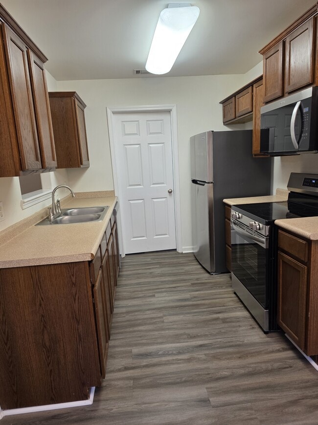 Building Photo - 103 Five Oaks Ct