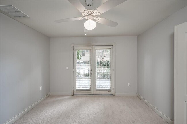 Building Photo - 315 Sandman St