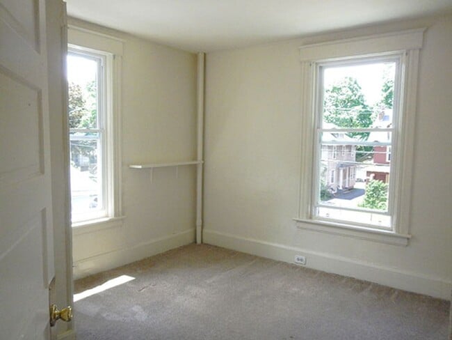 Building Photo - 909 Lancaster Ave