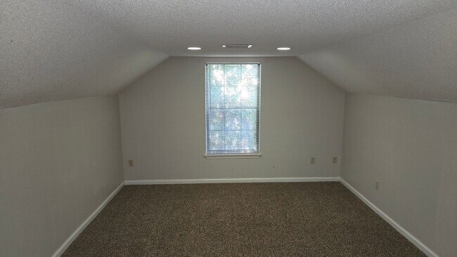 Building Photo - Beautiful Large home off of Mahan