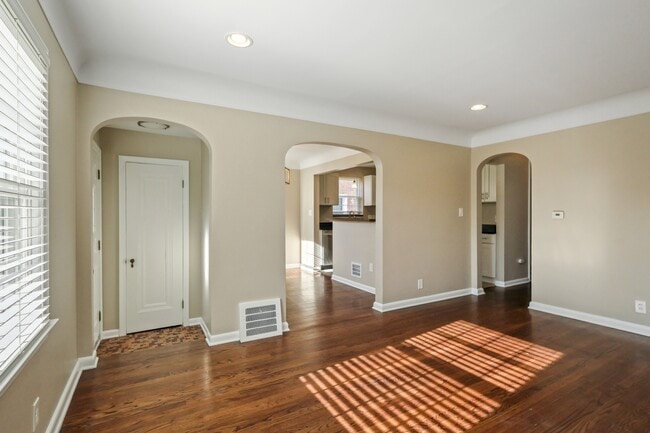 Building Photo - 1792 Roslyn Rd