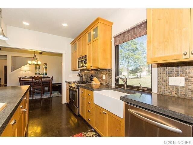 Building Photo - Amazing Home in Broken Arrow