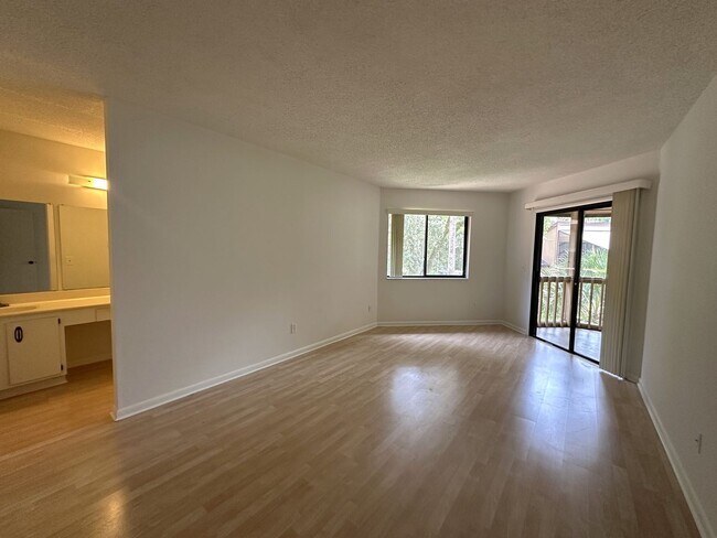 Building Photo - Lovely 2 Bedroom 2 Full bath Condo in the ...