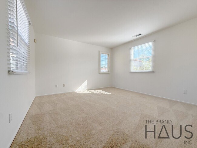 Building Photo - Desirable Oak Creek Community Detached Home with Two Car Garage