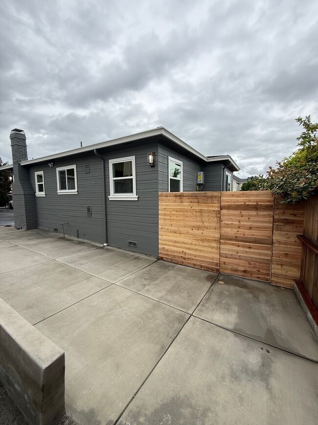 Building Photo - Completely Remodeled Single Family House!