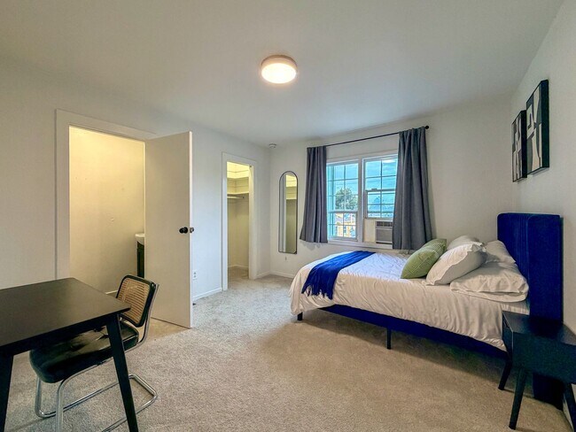 Building Photo - REMODELED HUGE BRIGHT 2400sf 4BR/3.5BA Havenscourt Split Level Home w Cottage AVAIL NOW