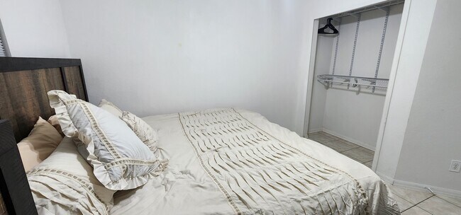 Building Photo - Pink 45th