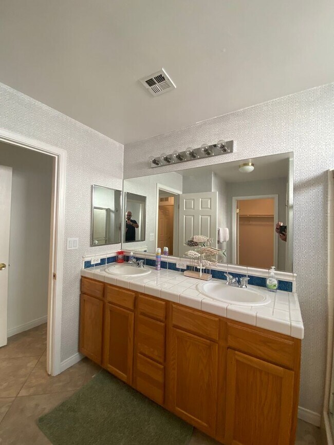 Building Photo - Gated Community of Grand Island in Seven Oaks 2 BD 2 BA Gorgeous House