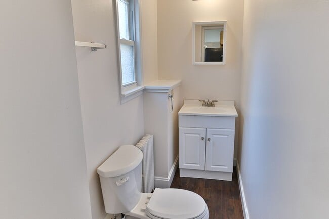 Building Photo - Charming 3 Bedroom on 2nd St