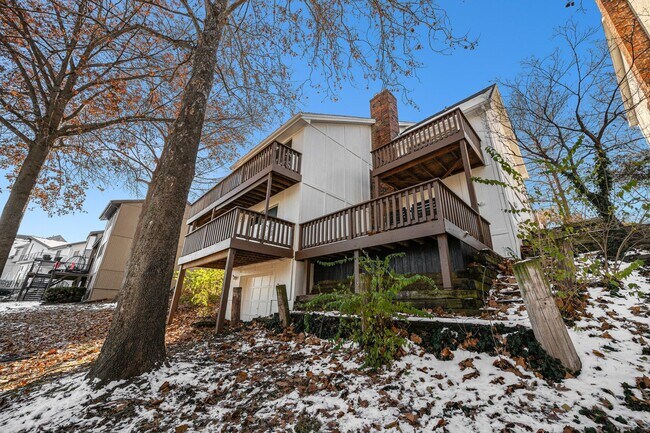 Building Photo - Renovated Lakefront 5 Bedroom Home with 2 Garages!