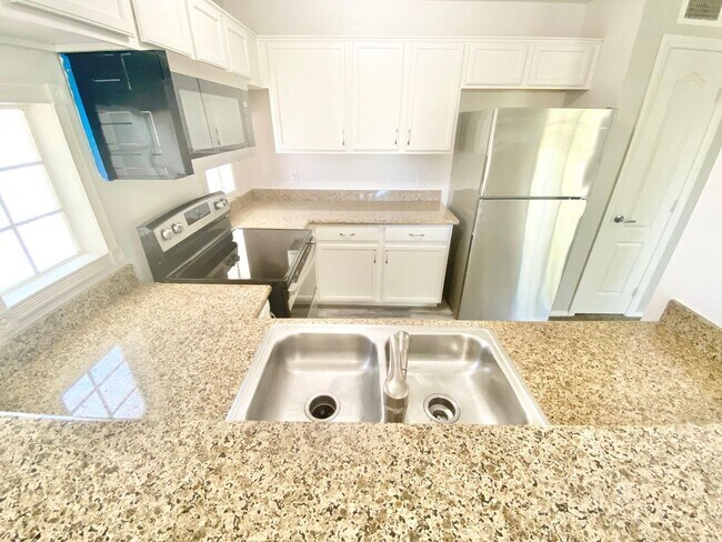 Building Photo - ADORABLE GATED CONDO LOCATED IN A GATED CO...