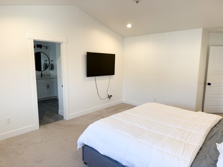 Building Photo - 118 N Lasalle Dr