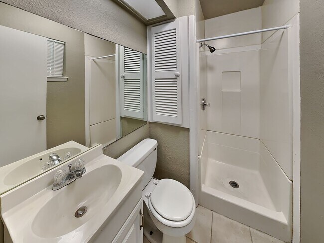 Building Photo - ADORABLE HOME IN ARLINGTON!