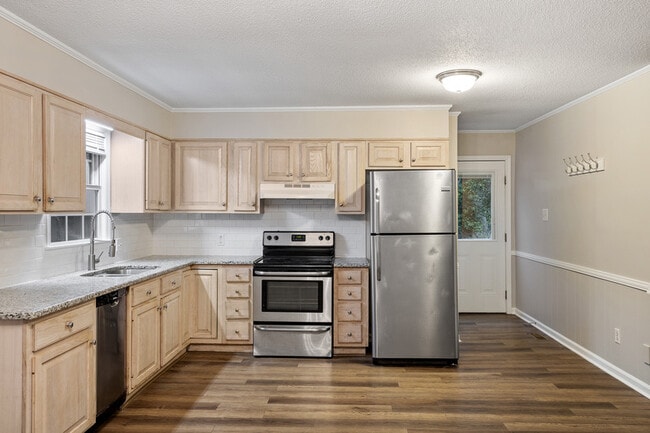 Building Photo - 207 S Hillcrest Dr