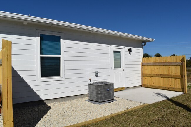 Building Photo - 318 Hatley Dr