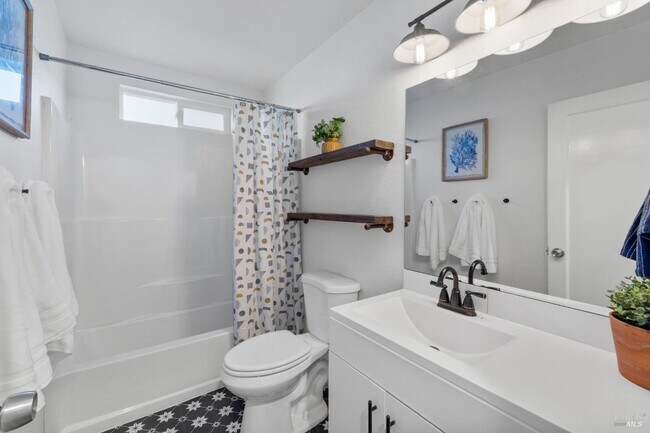 Building Photo - 372 Acacia St