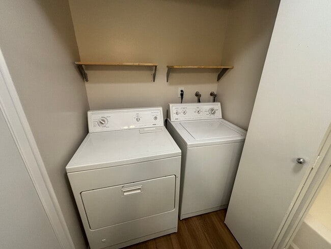 Building Photo - Beautiful 2-Bedroom Condo in Canyon Country!