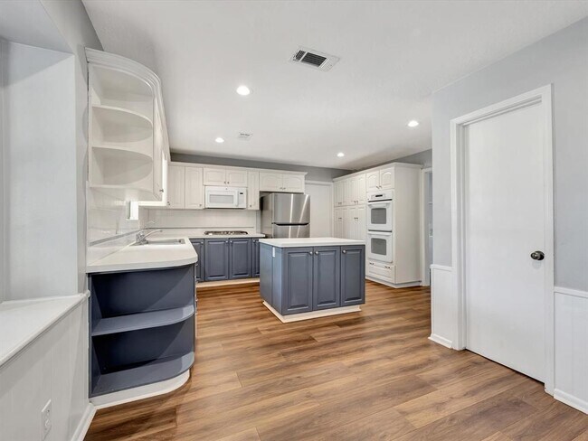 Building Photo - 15014 Torry Pines Rd