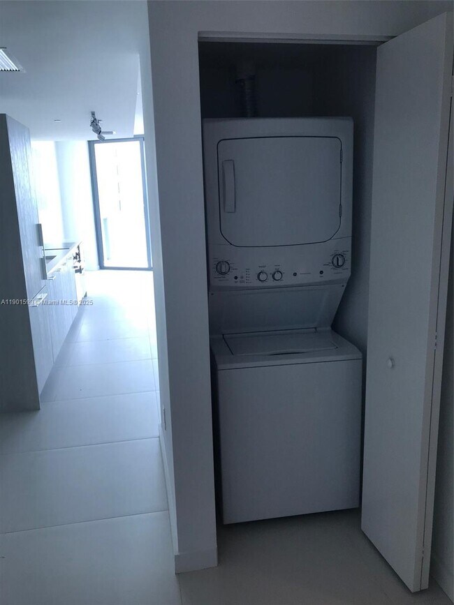 Building Photo - 501 NE 31st St