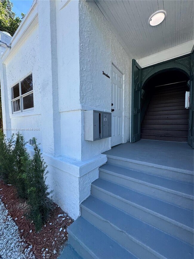 Building Photo - 4028 SW 11th St