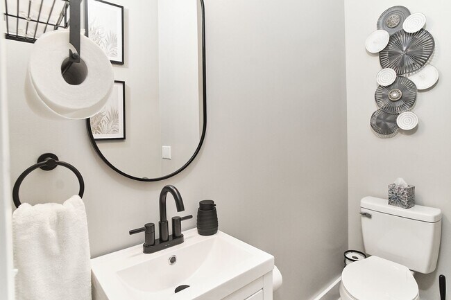 Building Photo - Fully Furnished 2BD Duplex in the Heart of downtown Indy!