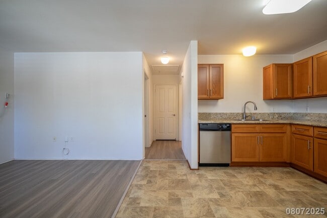 Building Photo - $2200 / 1br - 500ft2 - 1br/1ba/2pkg Townho...
