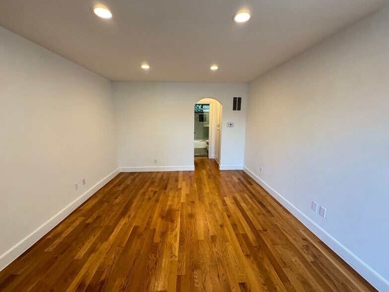 Building Photo - 625 N Hayworth Ave