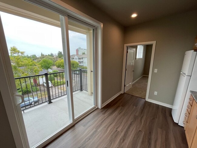 Building Photo - NEW 4 Bedroom / 4.5 Bath Duplex. A/C in every bedroom