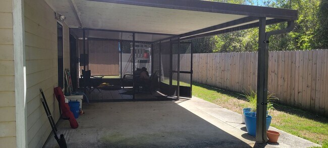 Building Photo - 3/2 with fenced in yard!