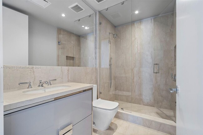 Building Photo - 15701 Collins Ave