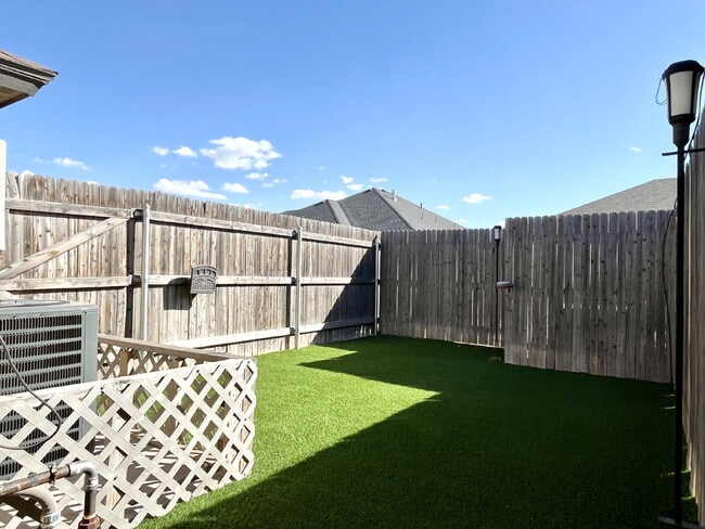 Building Photo - Beautiful Townhome in Viridian!