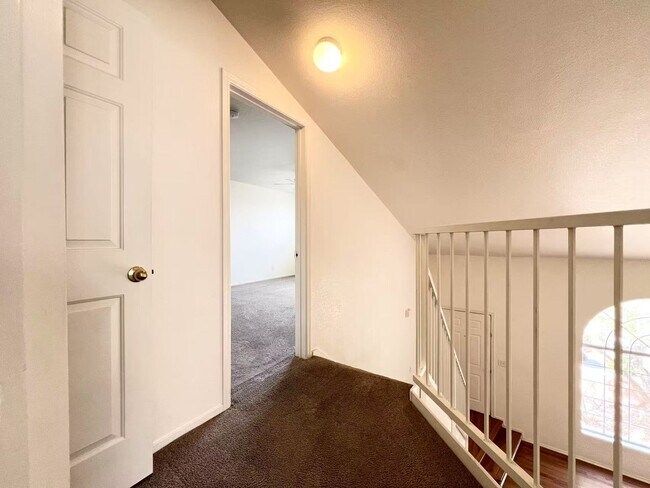 Building Photo - Spacious Townhome in Desirable Green Valle...