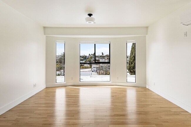 Building Photo - 5 Bed / 5 Bath Residence in Echo Park Now Available!