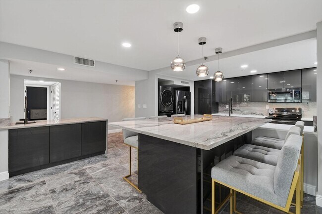 Building Photo - 372 Golfview Rd