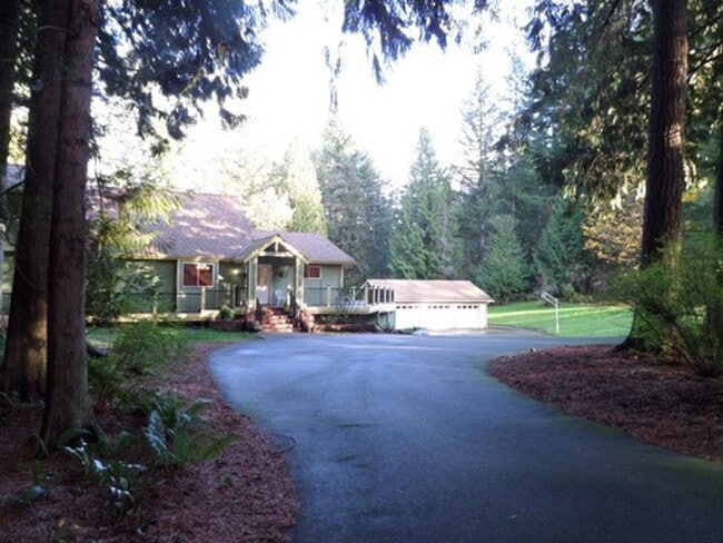 Building Photo - GREAT NEW PRICE! Gorgeous 6-Bedroom Home o...