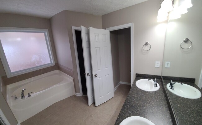 Building Photo - 9016 Scottsdale Ct