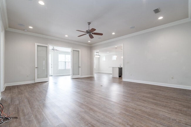 Building Photo - 718 Woods Dr