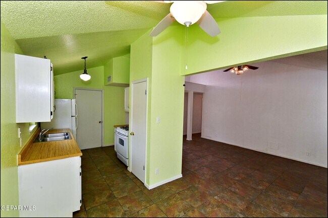 Building Photo - 853 Nita Fay Dr