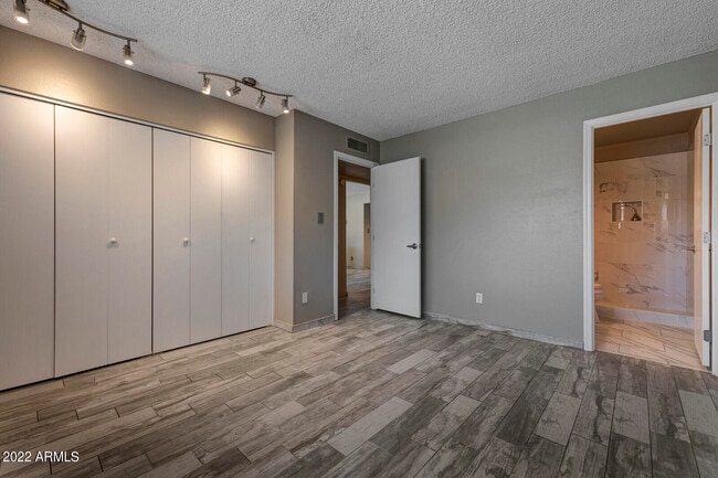 Building Photo - 3012 W Bethany Home Rd