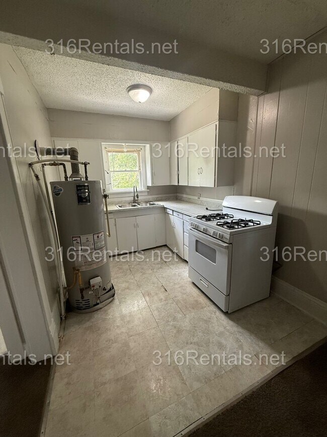 Building Photo - 241-243.5-2435 N Chautauqua St