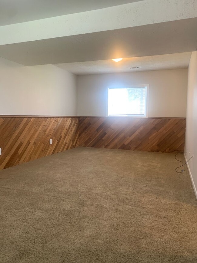 Building Photo - 3 BEDROOM, 2 BATHROOM SINGLE FAMILY HOME WITH 2 CAR ATTACHED GARAGE